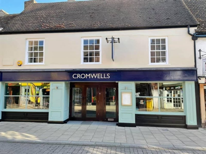 cromwells bar and kitchen